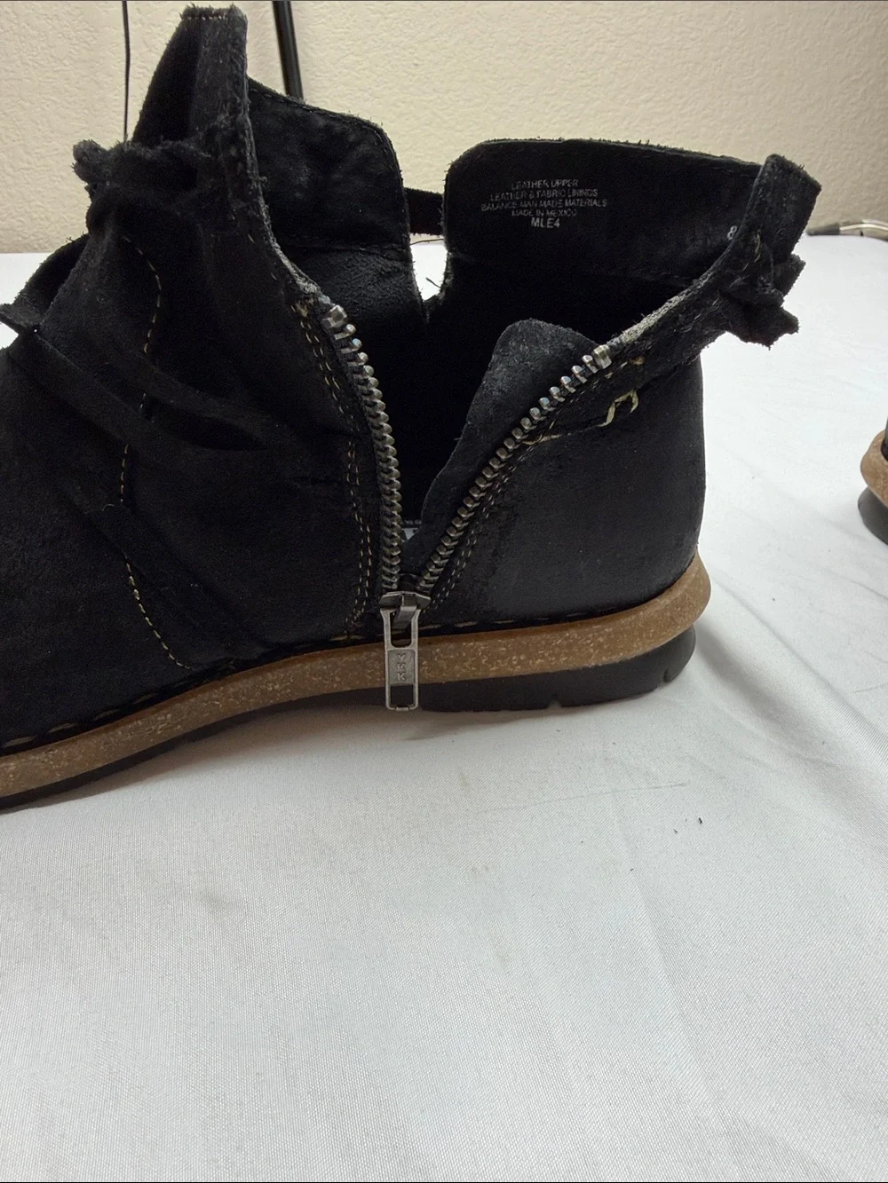 Børn Tarkiln Ankle Boot in Black Distressed.